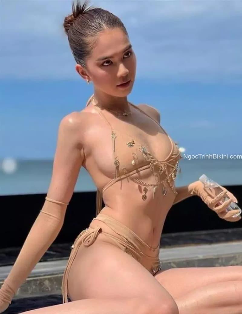Ngọc Trinh diện bikini bên bãi biển