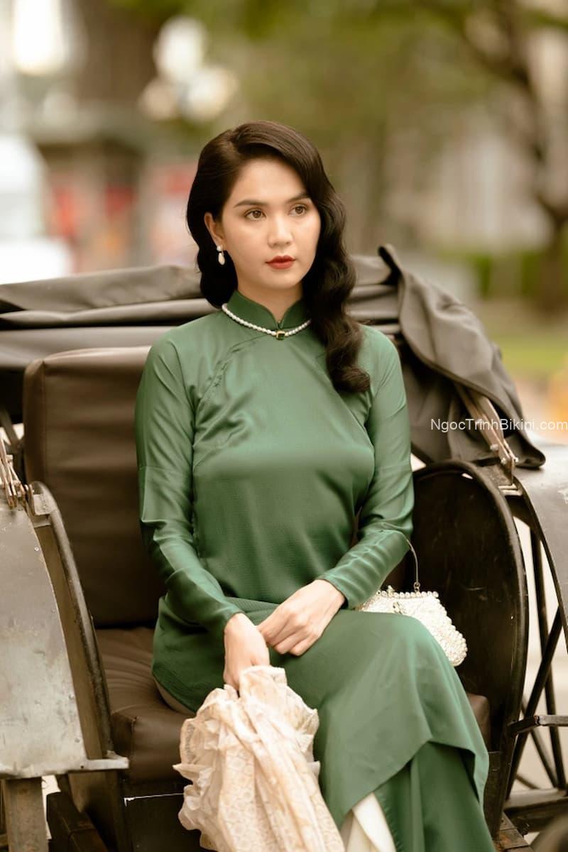 Diện áo dài truyền thống của Việt Nam