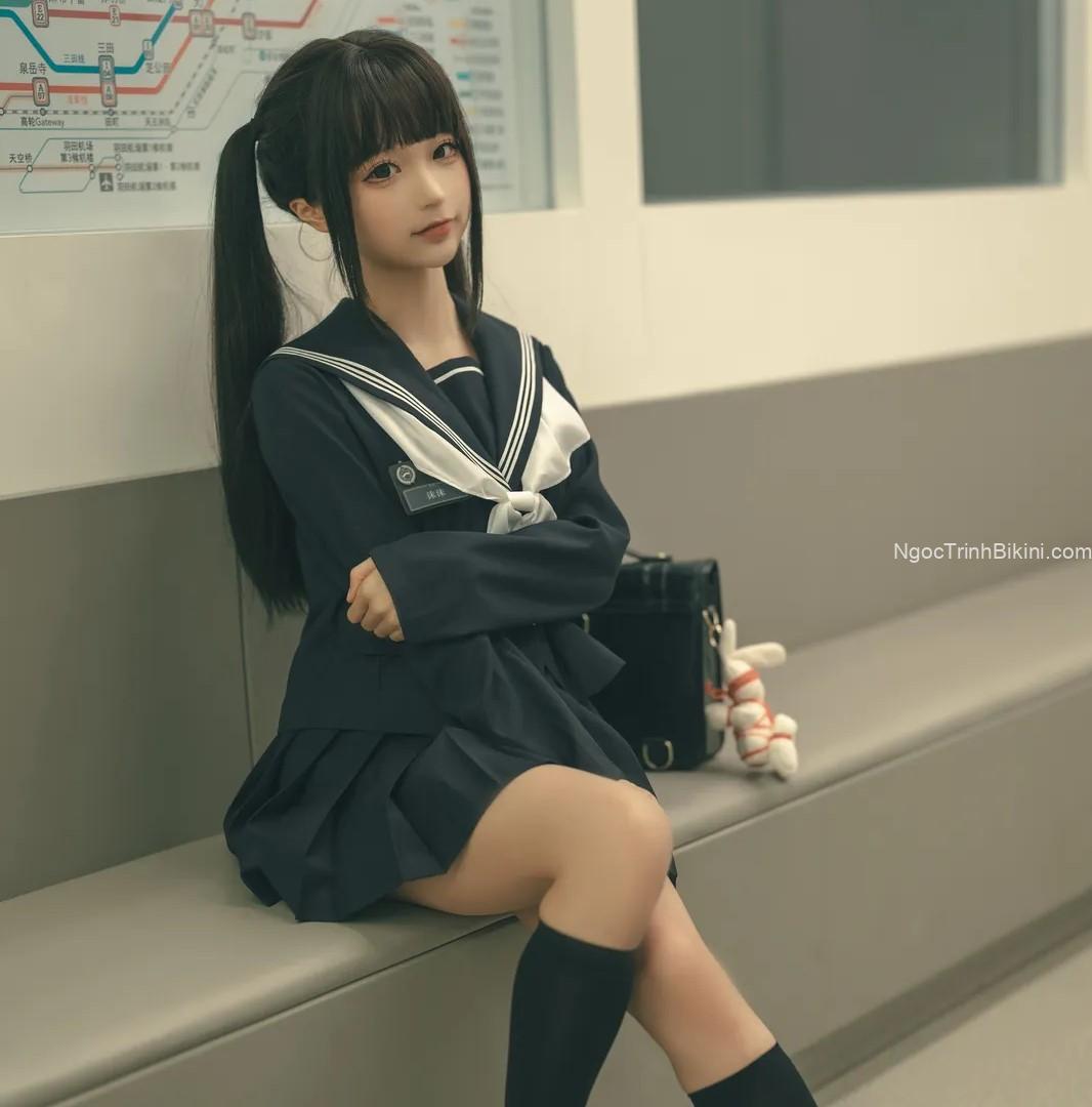Em gái loli đang ngồi trên tàu điện ngầm