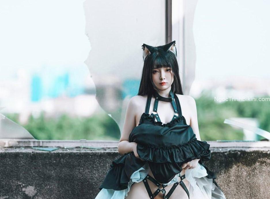 Gái xinh cosplay mèo đen bên lan can