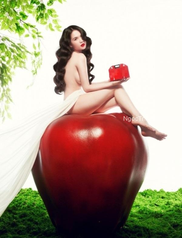 Ngọc Trinh khỏa thân bên quả táo khổng lồ
