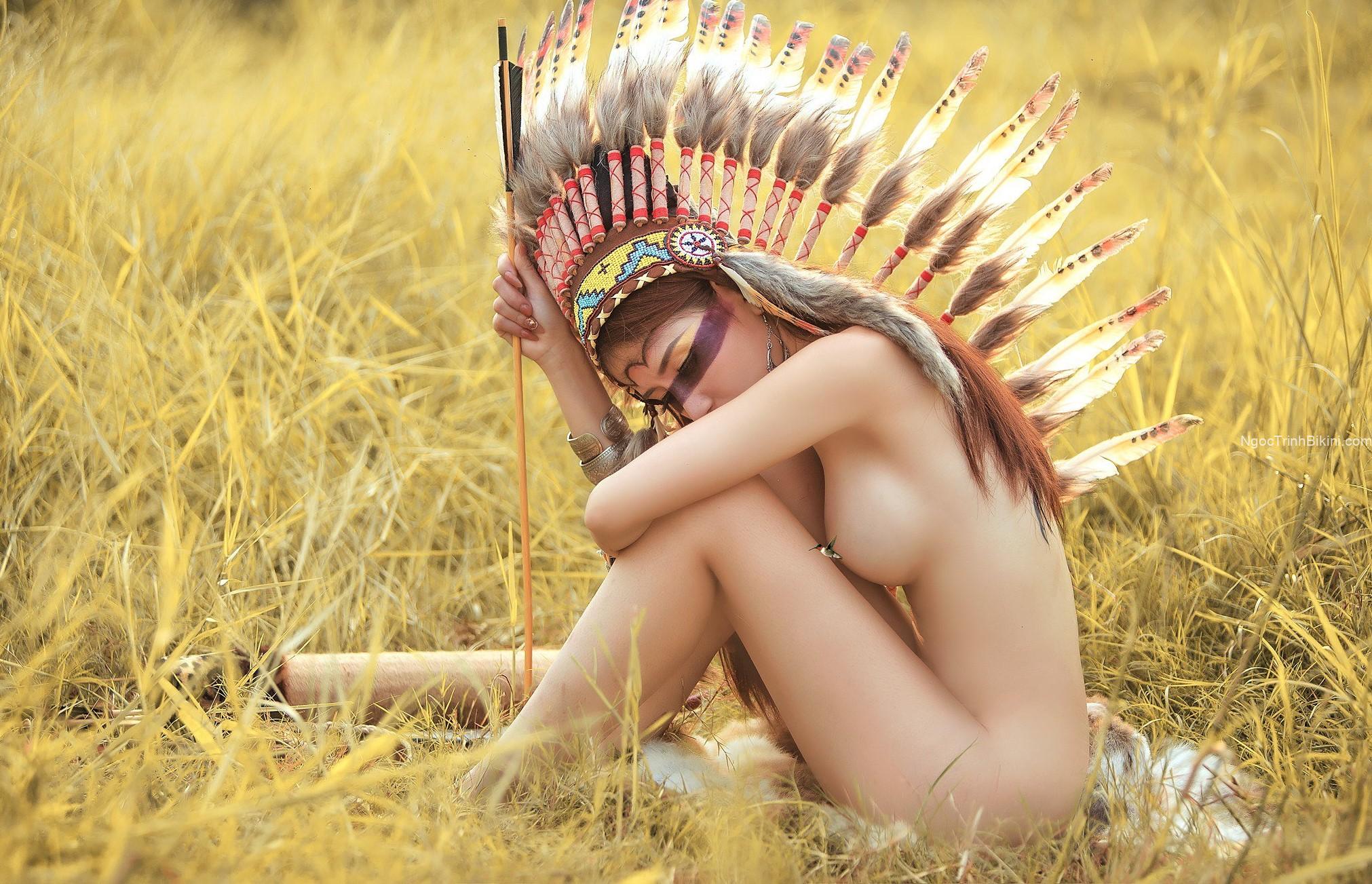 Bầu ngực căng tròn của cô gái thổ dân khỏa thân