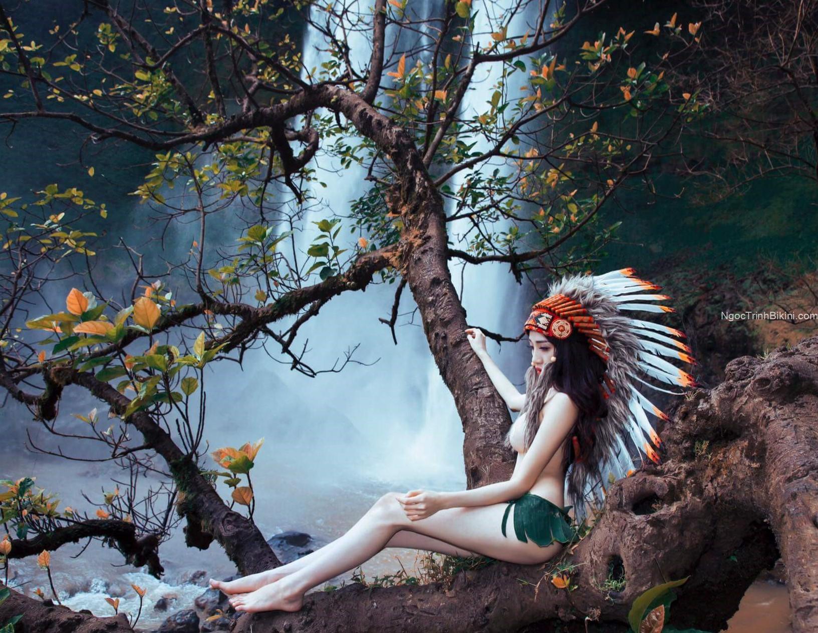 Cô gái thổ dân khỏa thân trong rừng lá vàng mùa thu