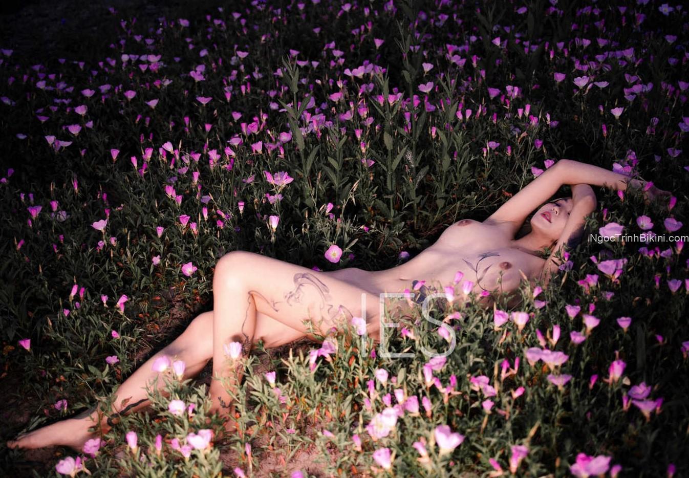 Em gái có hình xăm cực đẹp nằm khỏa thân tại vườn hoa