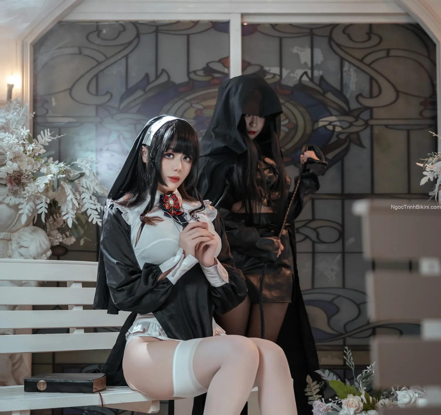 Hai em gái cosplay đồ đen với thân hình cực nuột