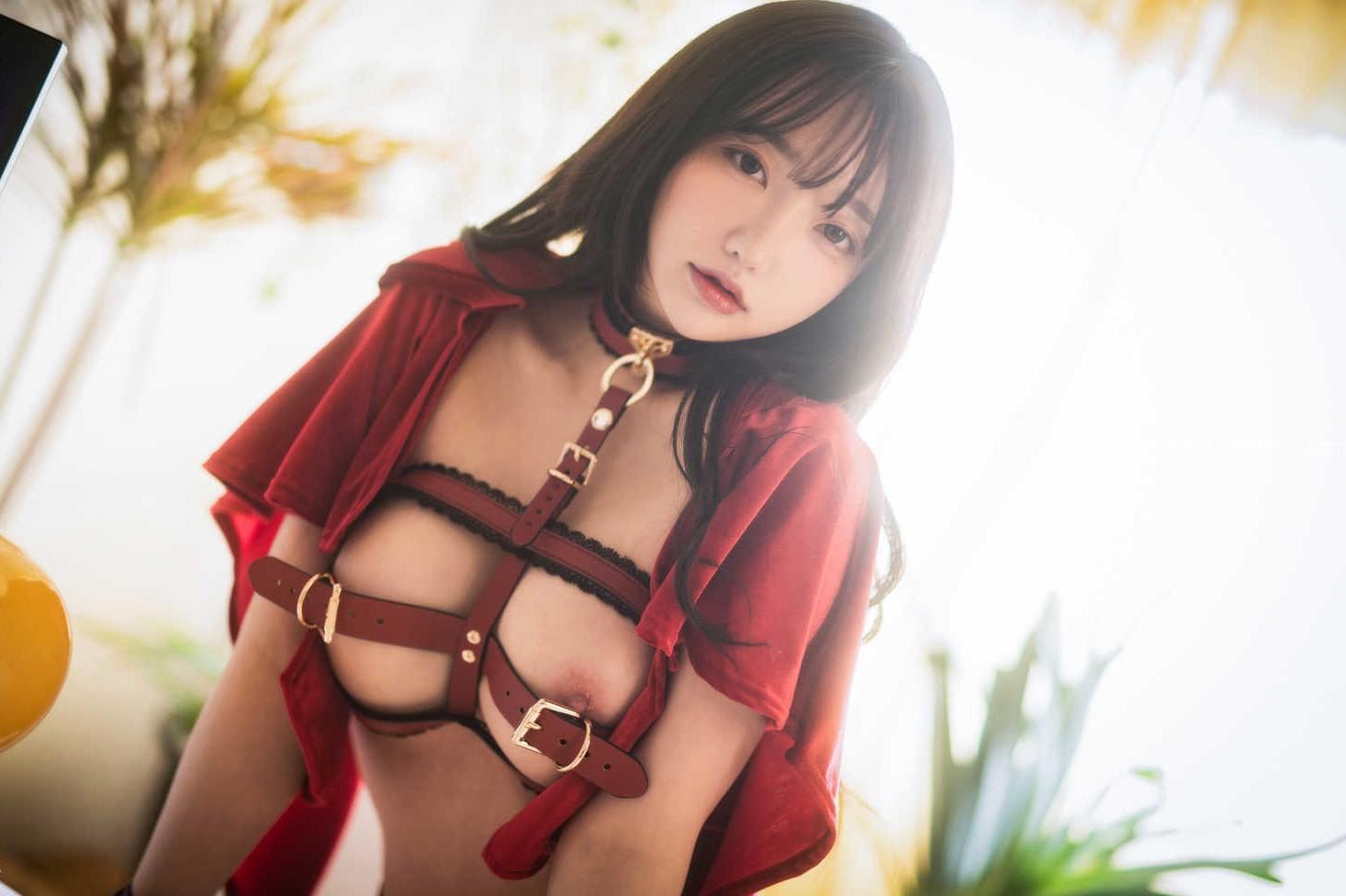 Em gái Hàn Quốc cosplay cô gái quàng khăn đỏ khỏa thân