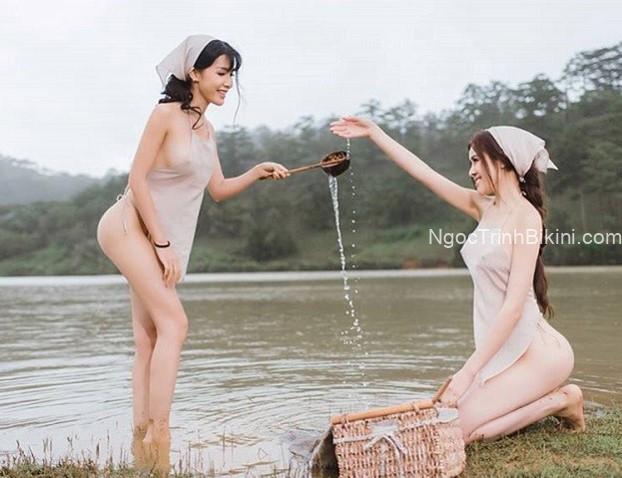 Hai em gái khỏa thân khi đang đi lấy nước bên sông