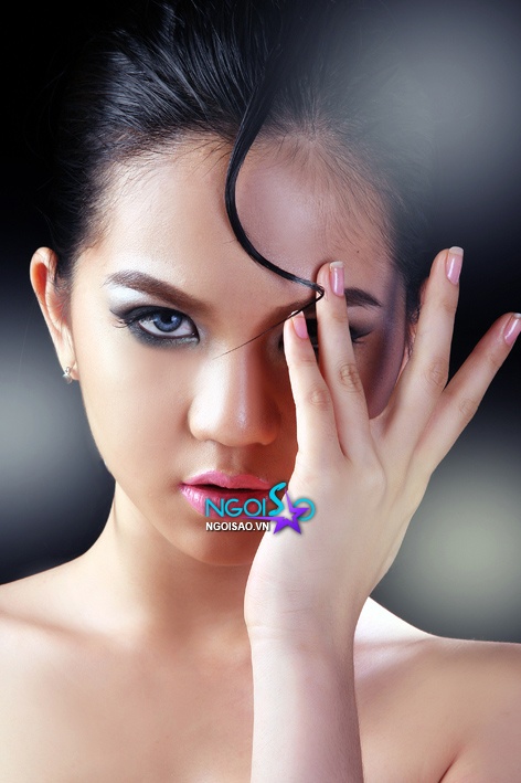 Ngoc Trinh Ngọc Trinh môi cong đầy gợi cảm